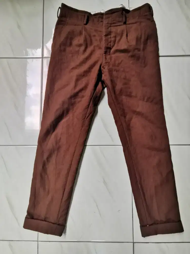 Celana chino merah bata