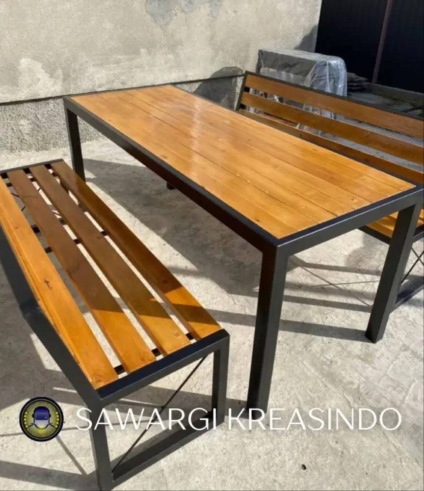 meja bangku besi alas kayu murah, untuk kafe & taman Bandung