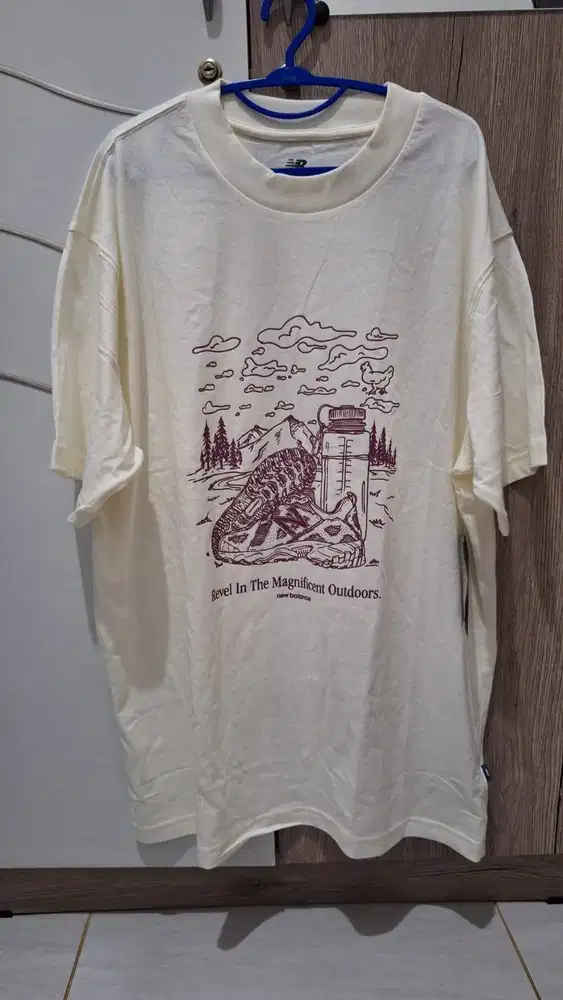 New Balance size XL- Kaos SST Rainier Relaxed Tee – Original Men Cream