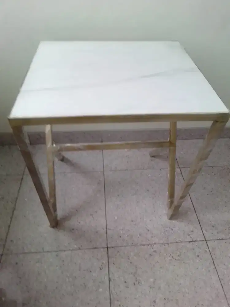 Meja marmer unik gold