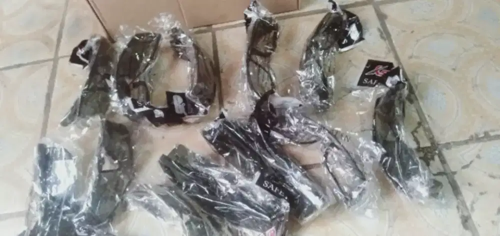 Se paket isi 1 lusin kaca mata khusus brg baru hrg murah se lg ada cpt