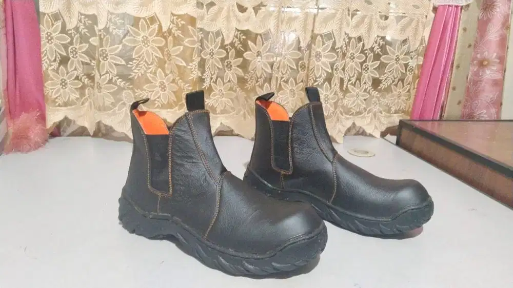 Sepatu Safety Tahan Api dan Besi