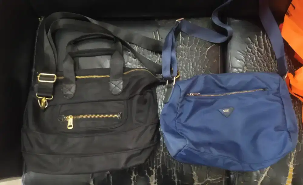 Tas warna hitam dan biru