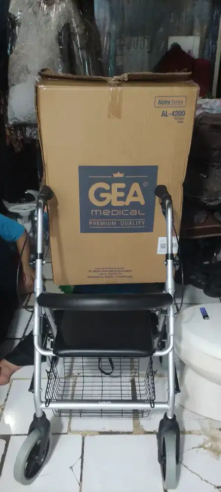 ALAT BANTU JALAN ROLLATOR WALKER  GEA AL-4200