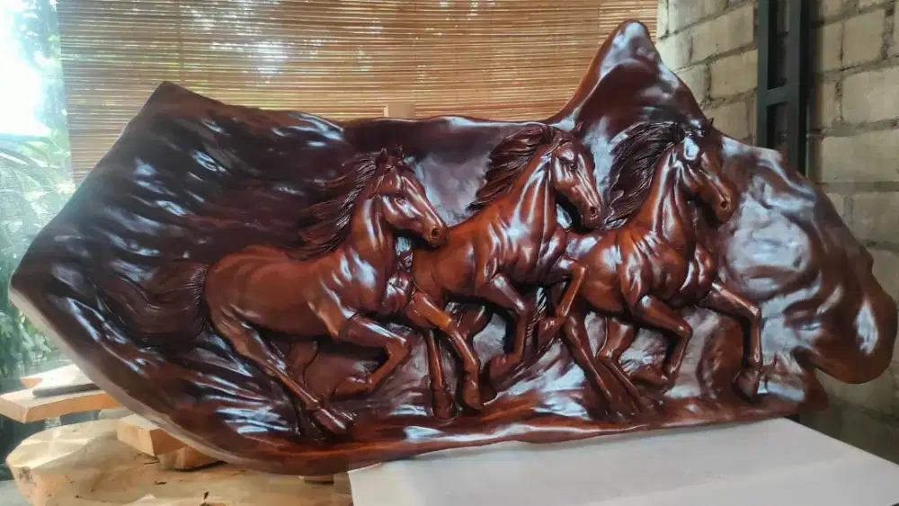 Relif/ukiran dari bahan kayu