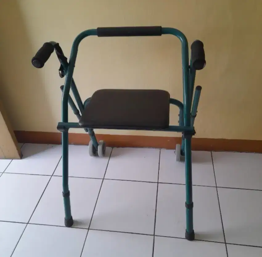 Alat Bantu Jalan Berroda Rollator FS914L