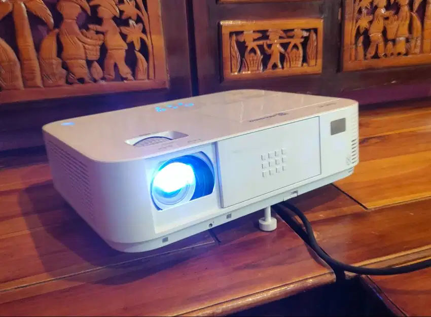 Proyektor NEC M323W Bisa Indoor/Outdoor Segel Jarang Dipakai
