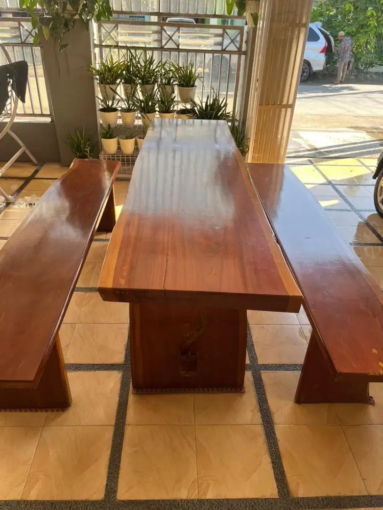 Set Kursi dan Meja Kayu (Cafe dan Teras)