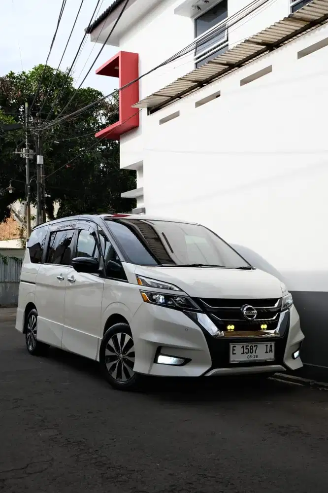 LOW KM // NISSAN SERENA HWS 2.0 AT 2019