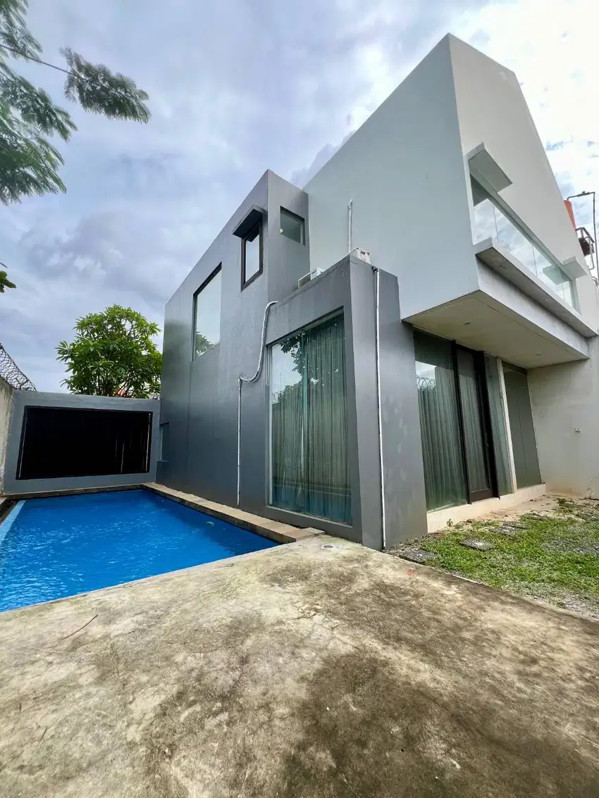 Rumah Mewah Swimming Pool di Lebak Bulus