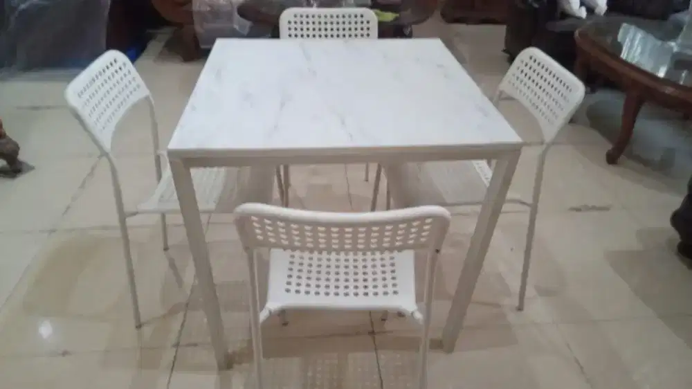 Meja Makan dan Kursi 1 Set