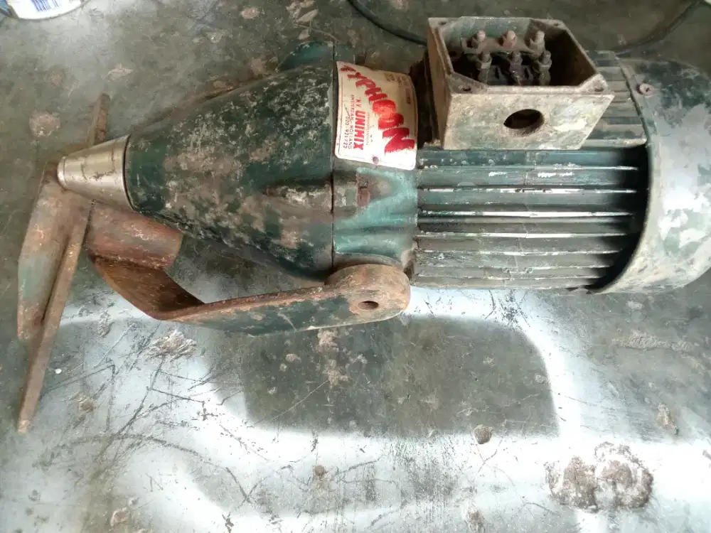 Dinamo penggerak merk Typhoon Holland.