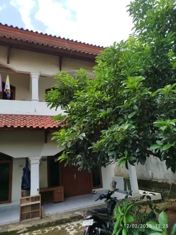 DISEWAKAN PERTAHUN RUMAH 2 LANTAI LOKASI STRATEGIS