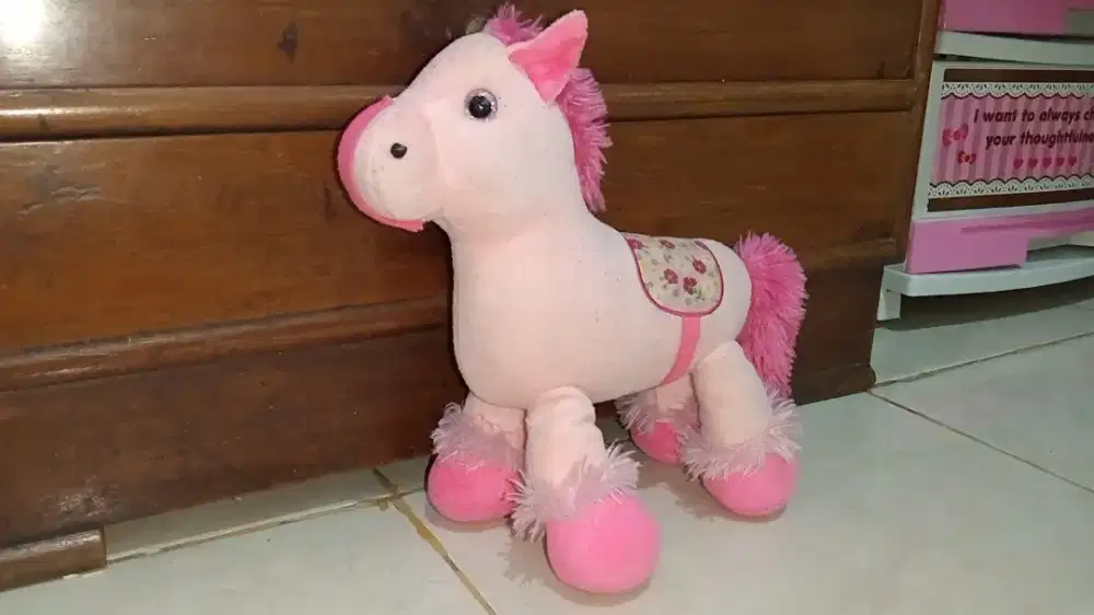 Boneka kuda pink