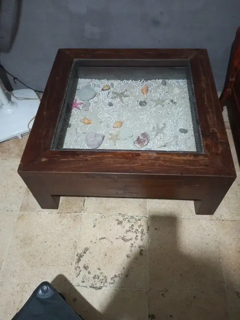 Meja tamu kerang dan pasir laut