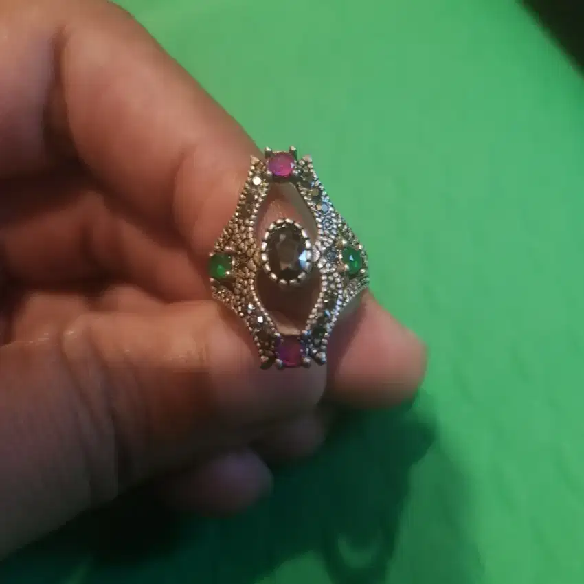 Cincin perak Ruby. Zambrud.