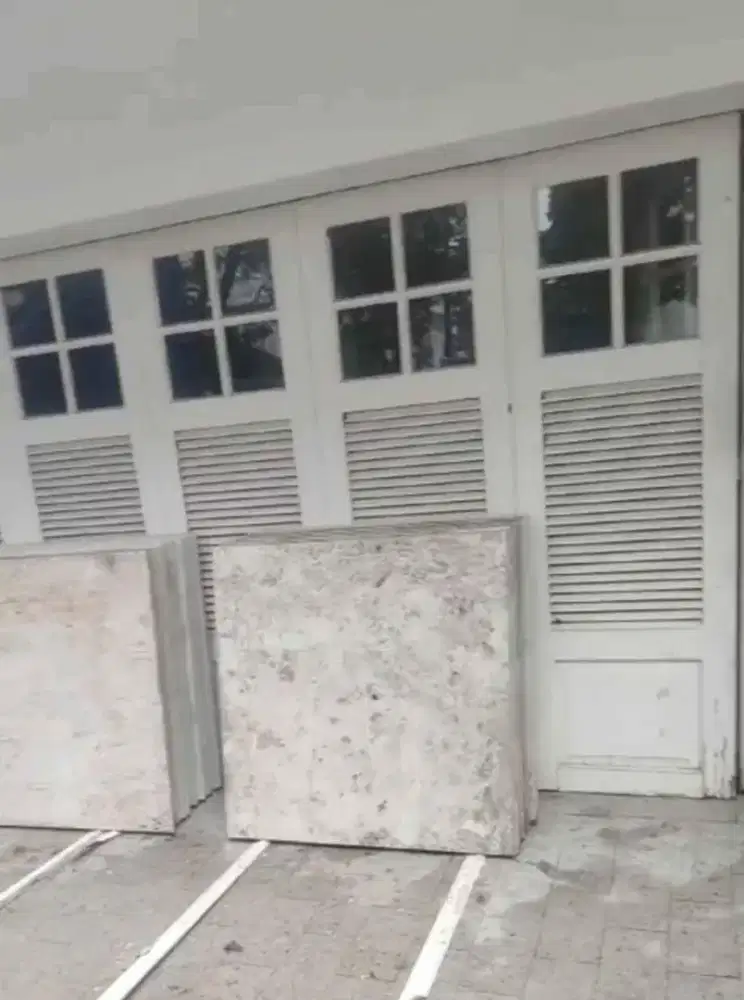 Pintu garasi 4 lipatan