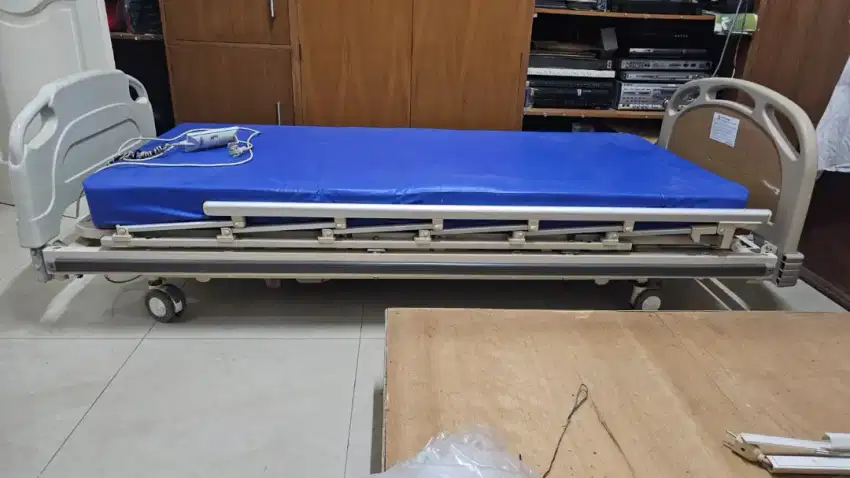 Ranjang Pasien  Bed Elektrik chitose 3 crank
