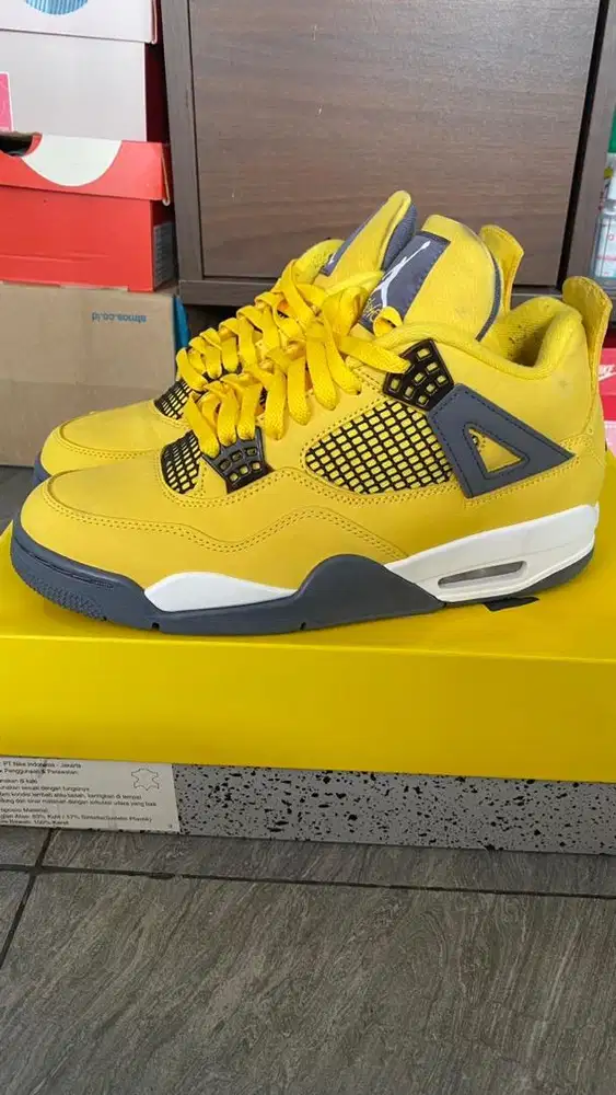 NIKE AIR JORDAN 4 RETRO