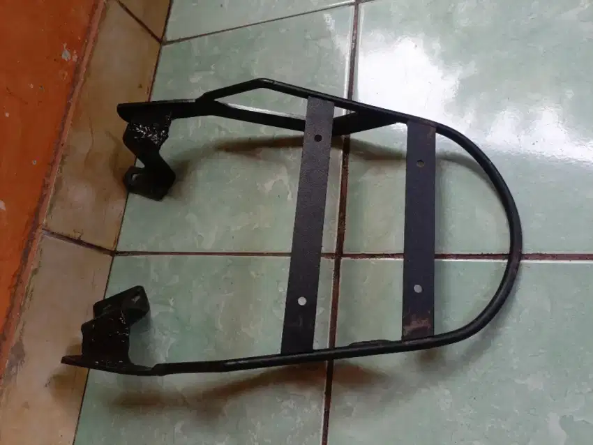 Breket supra helmin dan supra fi besi tebal