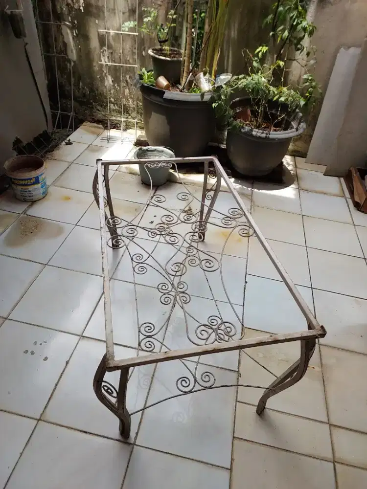 Meja Besi Ulir Bekas