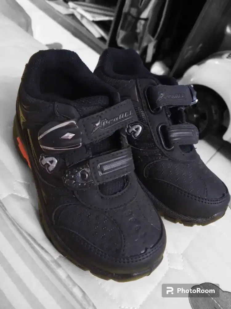 Sepatu anak size 28 beli 1 bonus 1 merek ATT