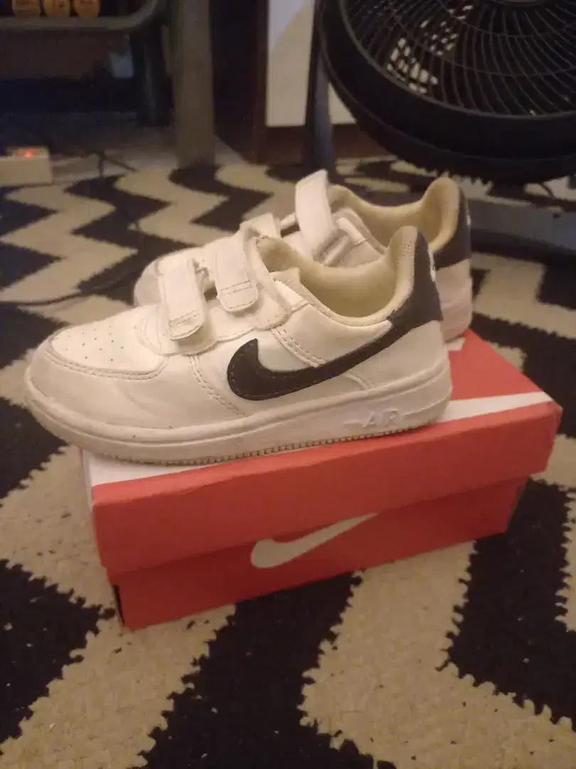 Dijual sepatu anak laki laki merk NIKE AIR uk, 26-27
