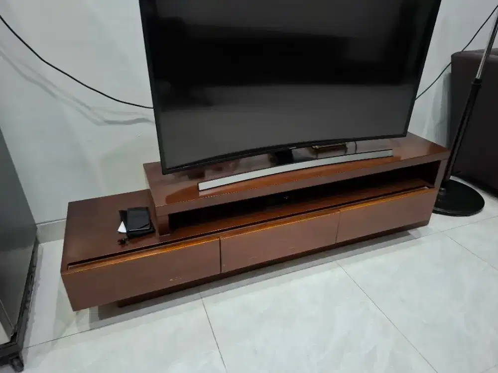 TV Cabinet / Rak TV Merk The Line