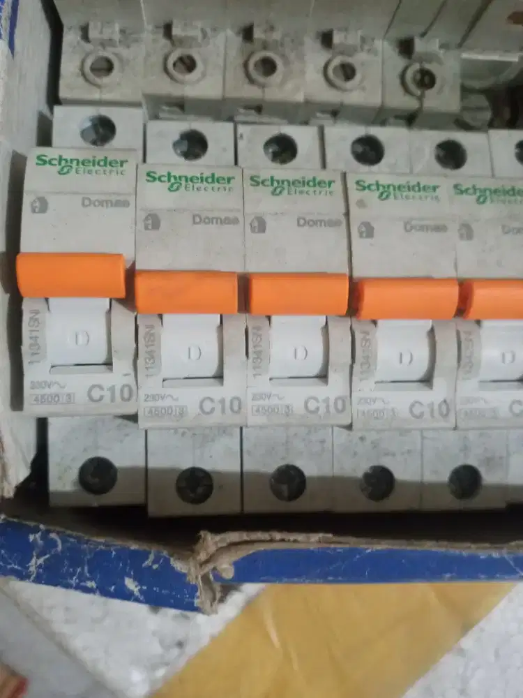 Mcb listrik schneider c10 bekas pakai