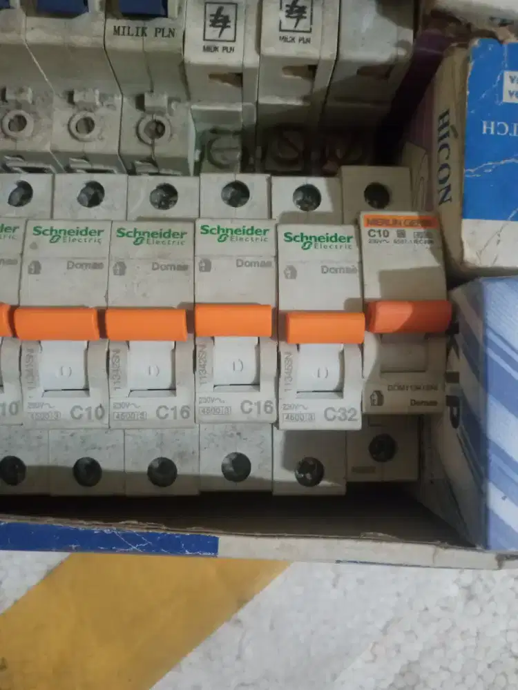 Mcb listrik schneider c32 bekas pakai
