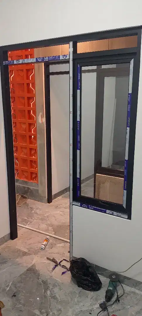 PEMASANGAN KUSEN ALUMINIUM DAN KACA
