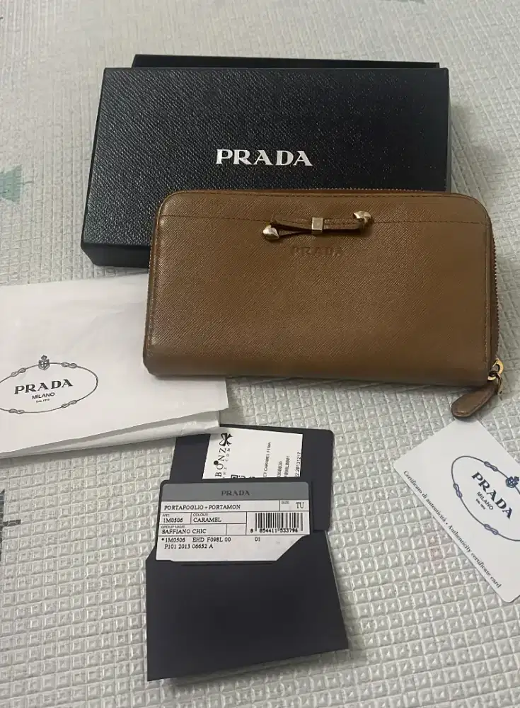 Prada wallet Saffiano chic
Dompet wanita original