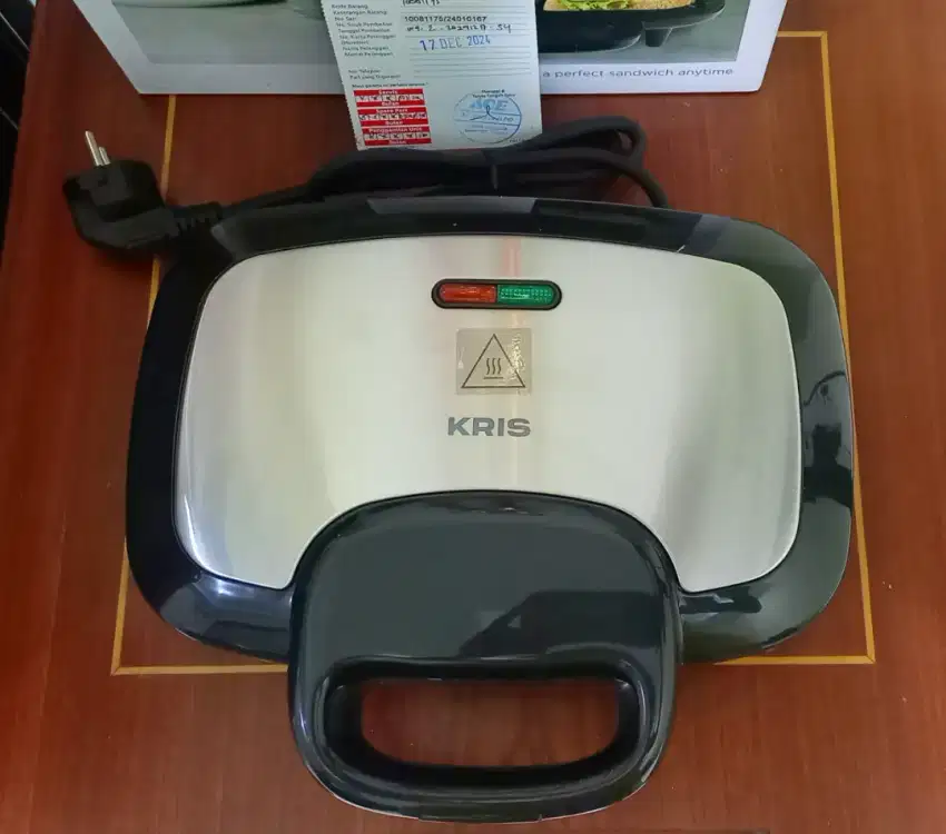 TOASTER PEMANGGANG ROTI KRIS HITAM 700 WATT