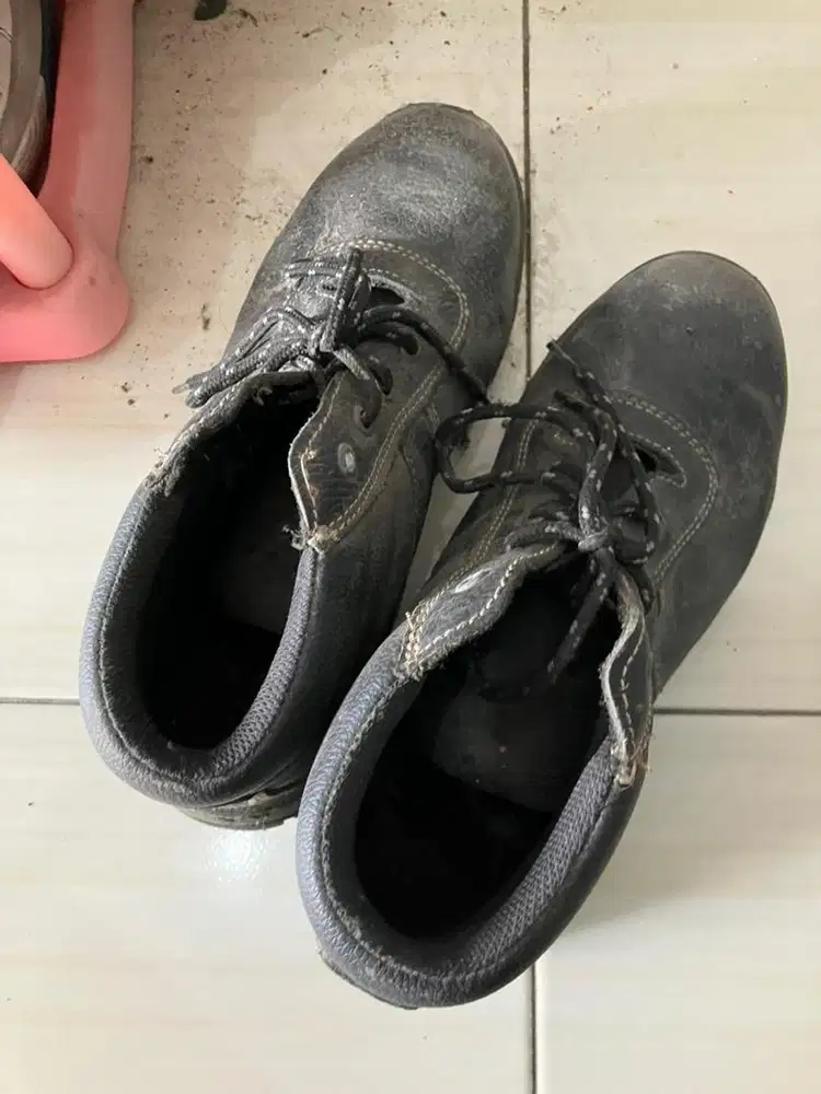 Sepatu safety (team) size 43