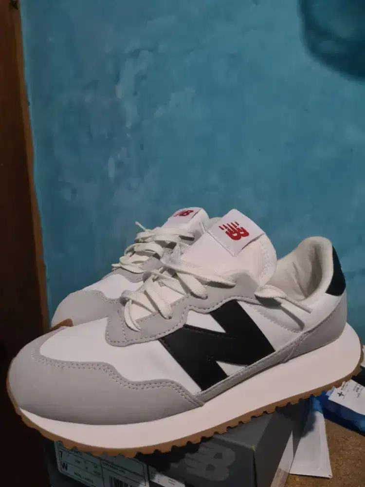 NEW BALANCE 237