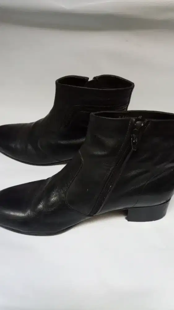 Sepatu boot kulit