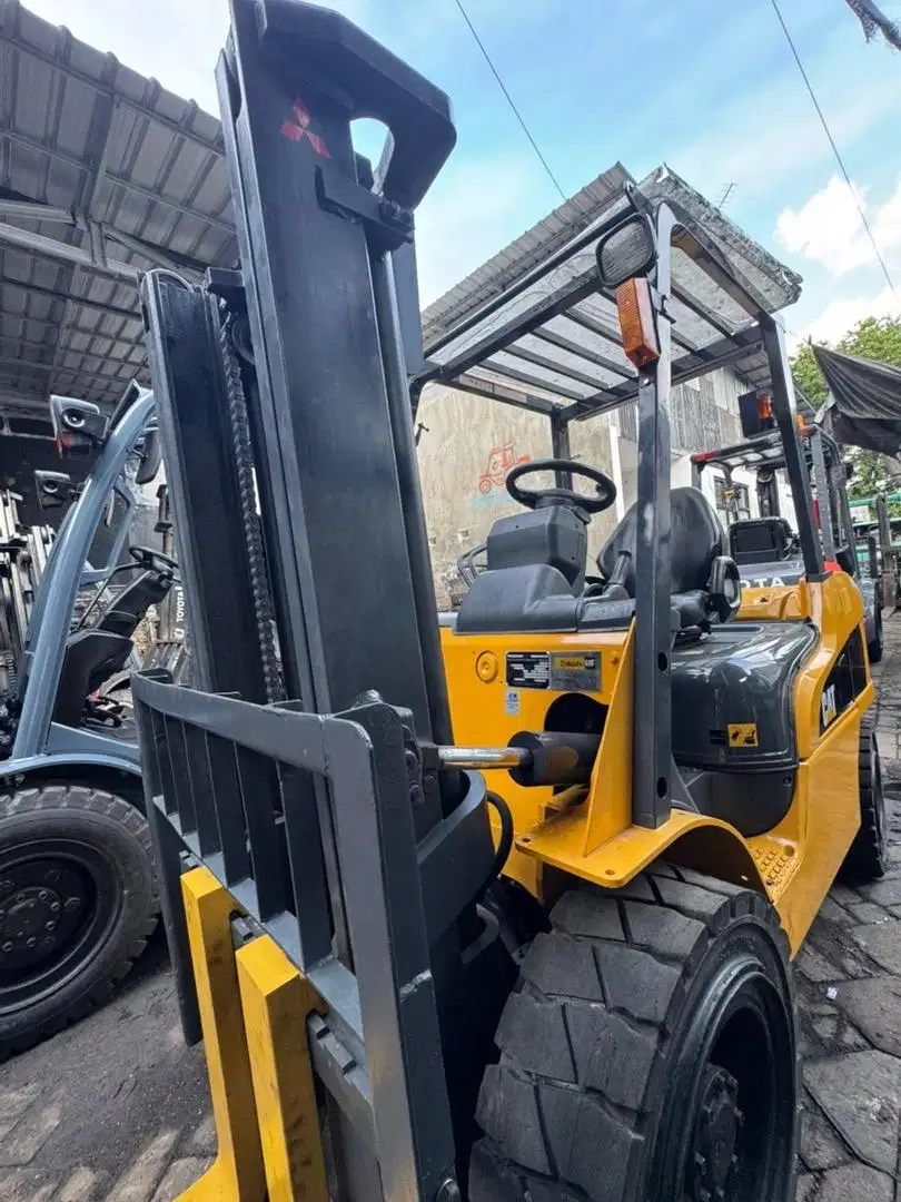 Forklift caterpillar Bekas 3 Ton