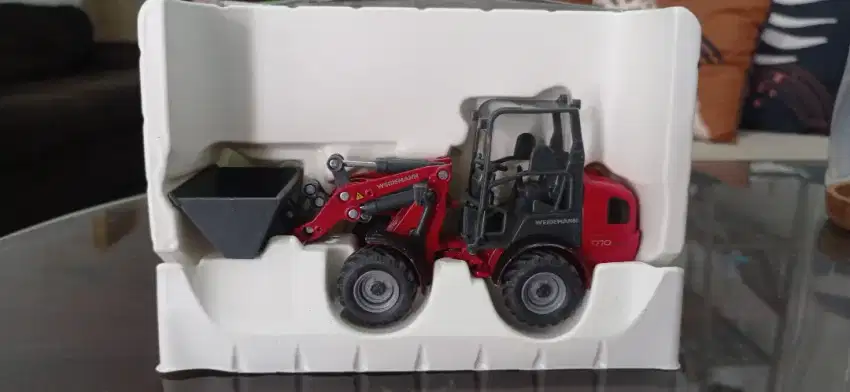 MINIATUR TRAKTOR SIKU MERAH
