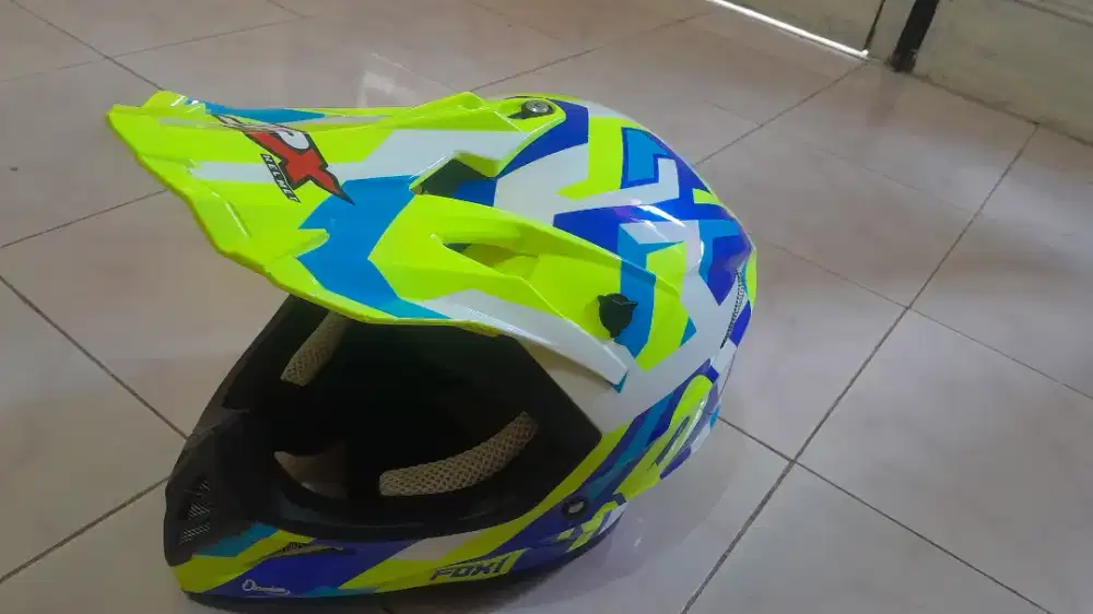 Di jual helm 2 kali pakek masih mukus no minus jaminan seperti baru
