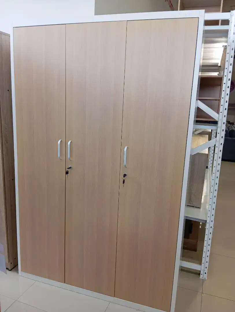 Lemari Pakaian Metal 3pintu