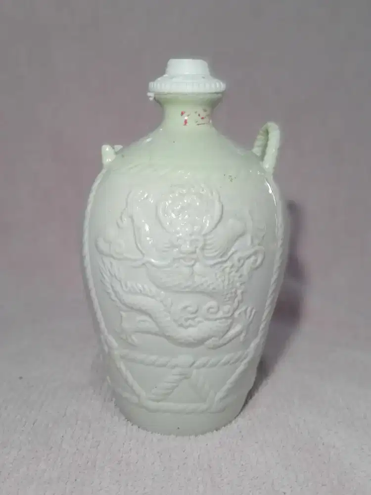 Botol/ guci gambar naga