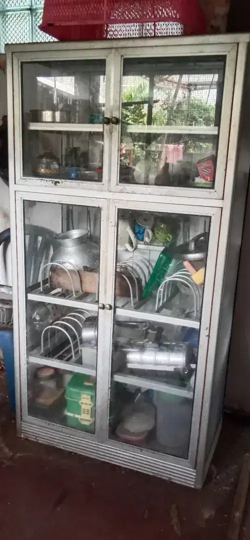Lemari makan rak aluminium.