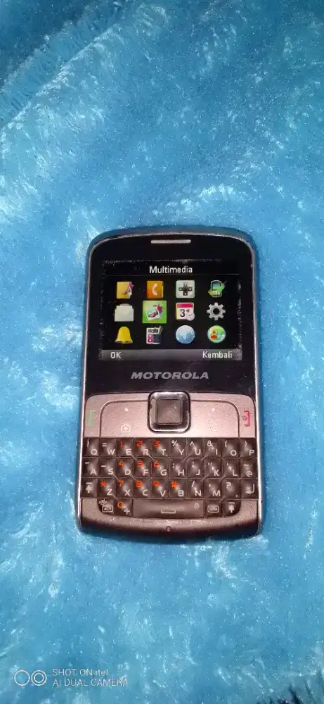HP jadul Motorola EX115 bekas, masih aktif.