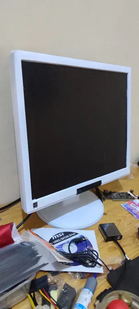 Monitor LG 17inch White Kotak