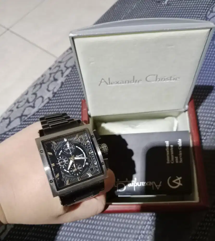 Jam Alexandre Christie pria