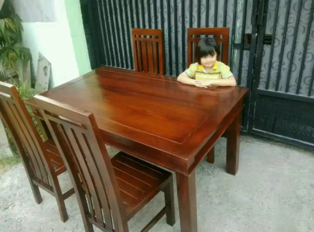 Meja 150cm dan 4 Kursi Makan Kayu Jati Finishing Melamic Alusan