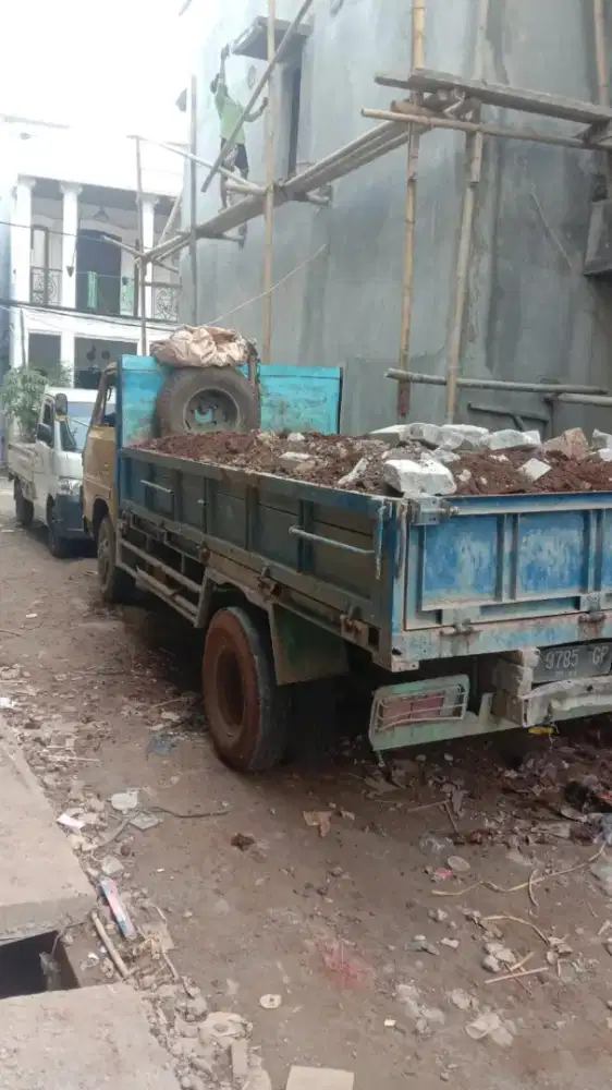 Urugan material tanah dan puing