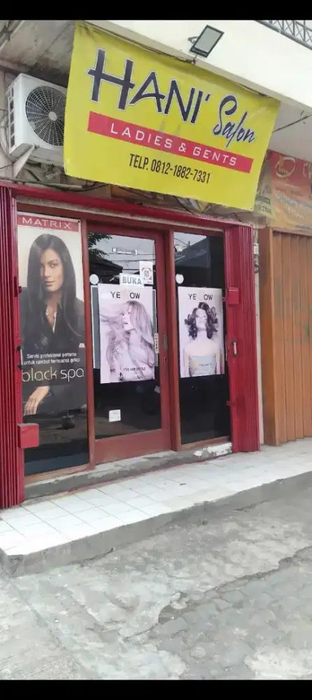 Kapster salon wanita