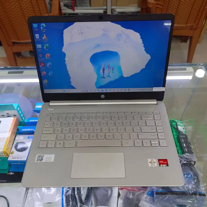 Laptop Hp 14s ram 8gb DDR4 SSD 512gb layar 14inc kondisi like new