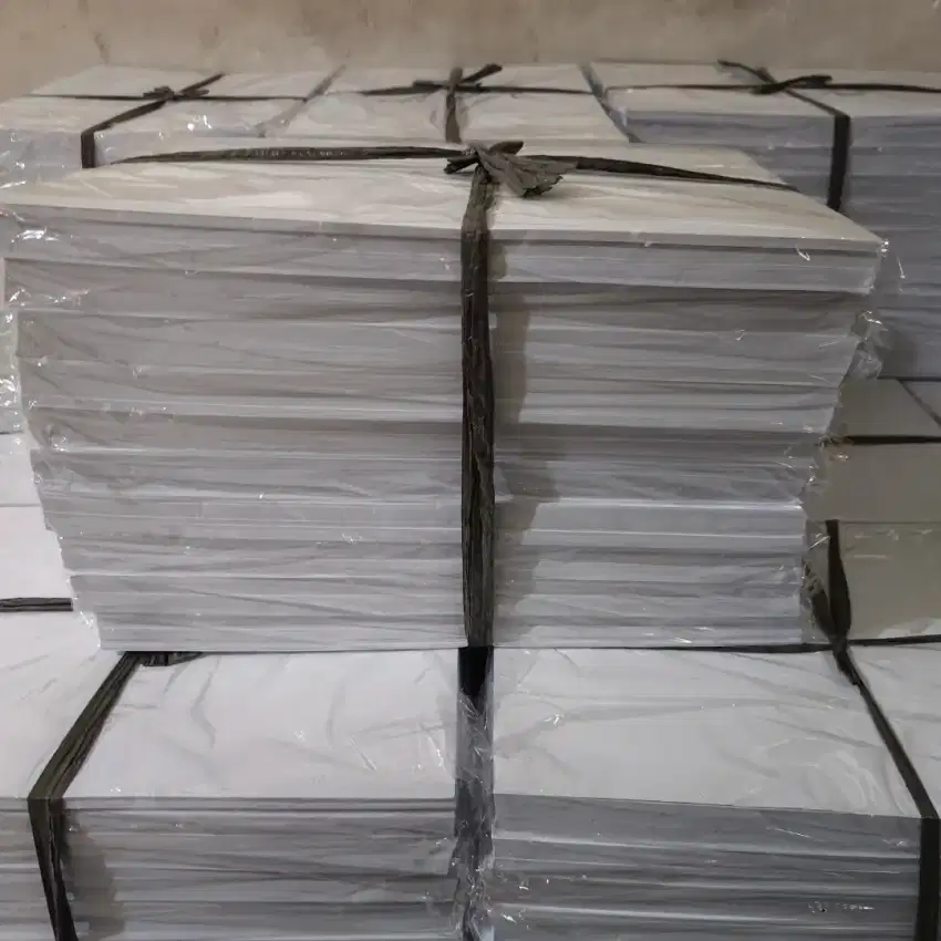 Kertas BC/BW Kertas Undangan Manila F4 1pak berisi 100lembar